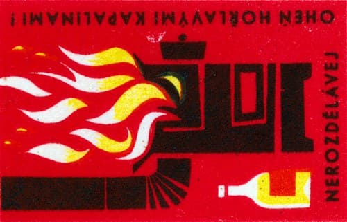 Černá kamna na červeném podkladu, ze kterých šlehají žlutobílé plameny. Vpravo dole ležící láhev. Nápisy jsou vytištěné vzhůru nohama.