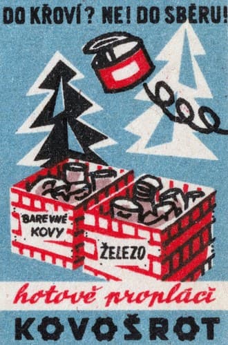 Dvě červené bedny s nápisy BAREVNÉ KOVY a ŽELEZO, plné šrotu, mezi černým a bílým smrkem. Nad nimi letí plechovka a řetěz.