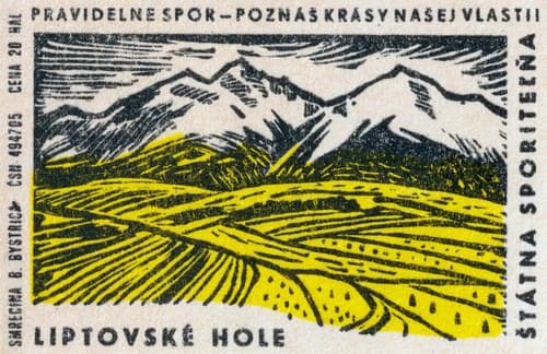 Rytina zasněženého horského hřebene nad žlutými loukami, tištěná černě a žlutě na krémovém papíře. Po stranách svislé přítisky.