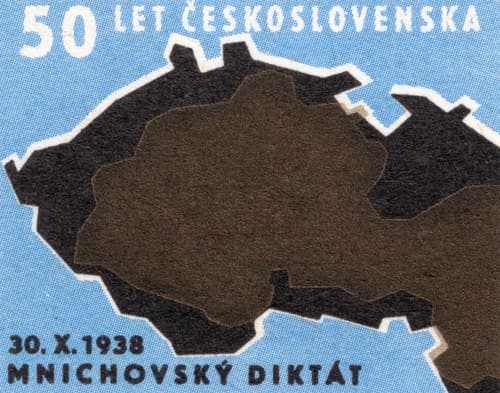 Obrys Československa na světle modrém poli. Tmavá plocha uvnitř ukazuje území, které zůstalo po odtržení pohraničí.