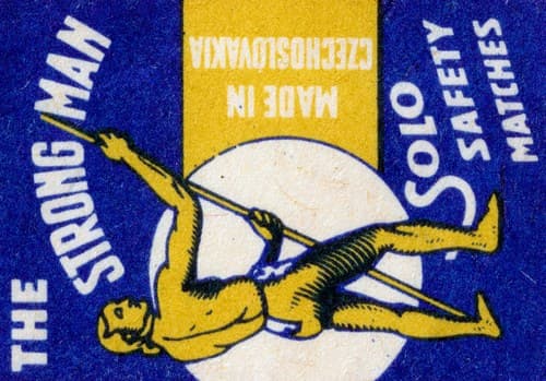 Žlutá postava siláka opírající se o tyč, na modrém podkladu s bílým kruhem. Exportní nálepka s anglickými nápisy.